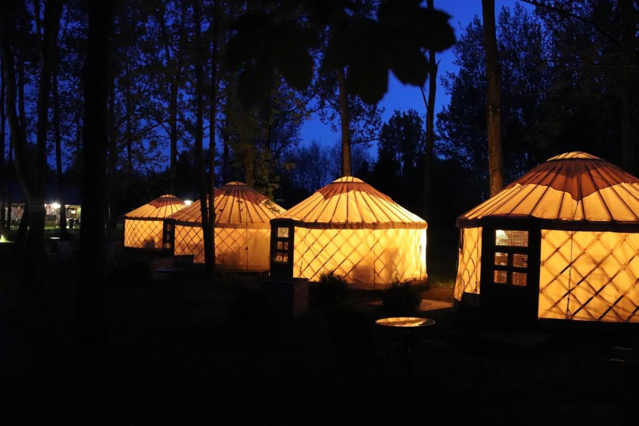 Oeko Kemping Es Glamping Tiszadada エクステリア 写真