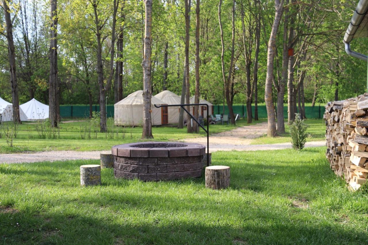 Oeko Kemping Es Glamping Tiszadada エクステリア 写真